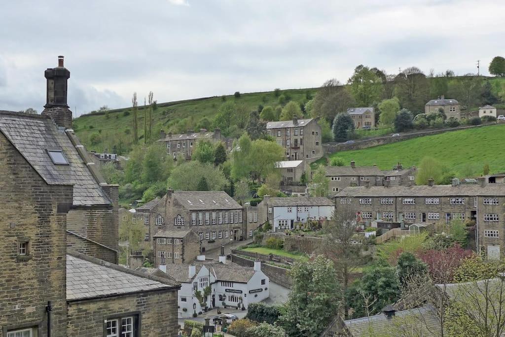Apple Cottage: 19th Century Charm In Calder Valley Holiday home *
