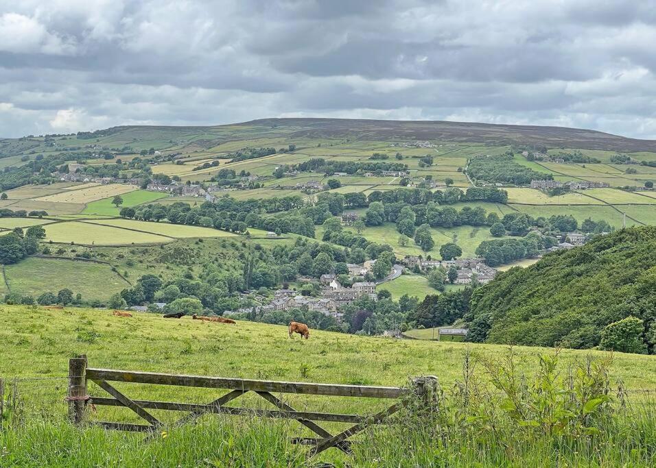 Apple Cottage: 19th Century Charm In Calder Valley Holiday home