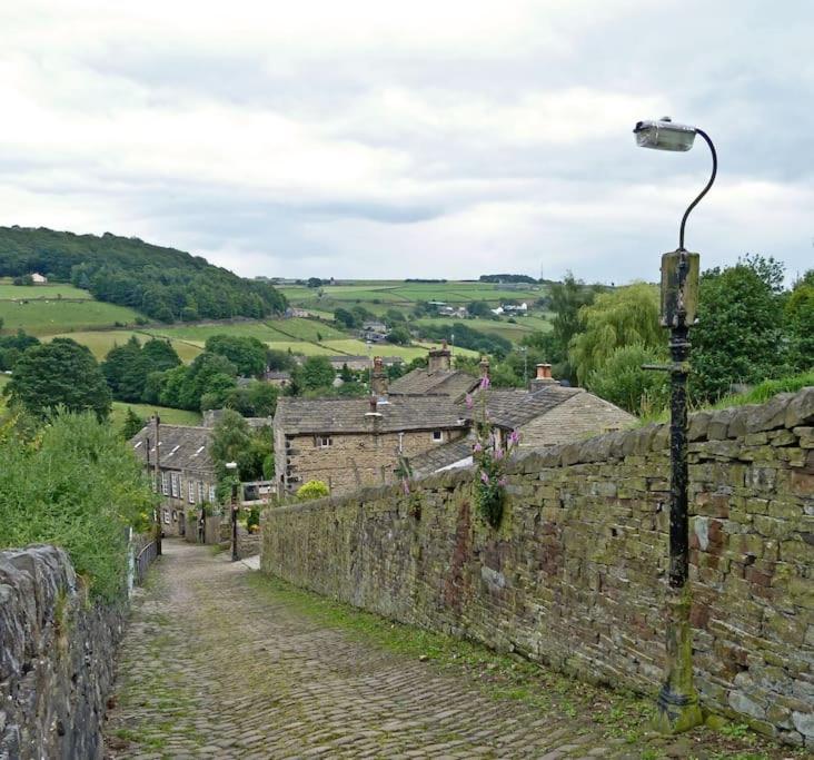Apple Cottage: 19th Century Charm In Calder Valley Holiday home *
